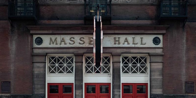 头条财经与国际新闻评论区：后真相时代的情绪极化与治理路径