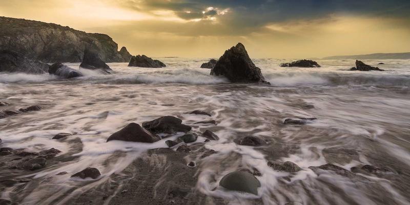 财经头条背后的视觉博弈：数字时代新闻摄影伦理与情感操控边界